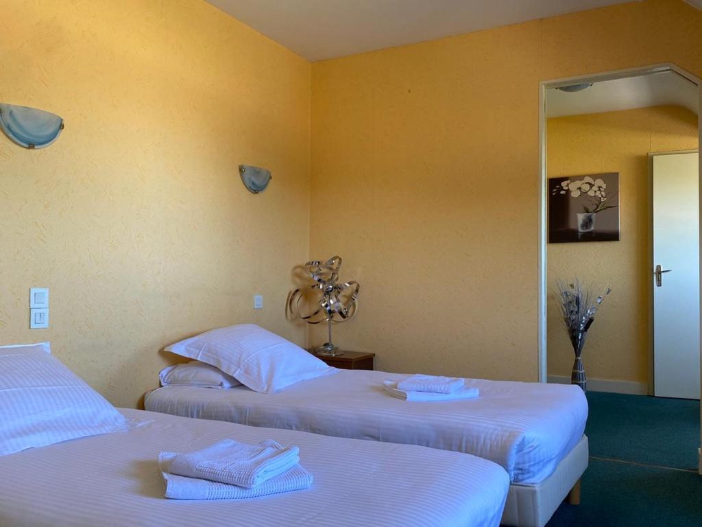 Hotel De La Poste Falaise  Ngoại thất bức ảnh